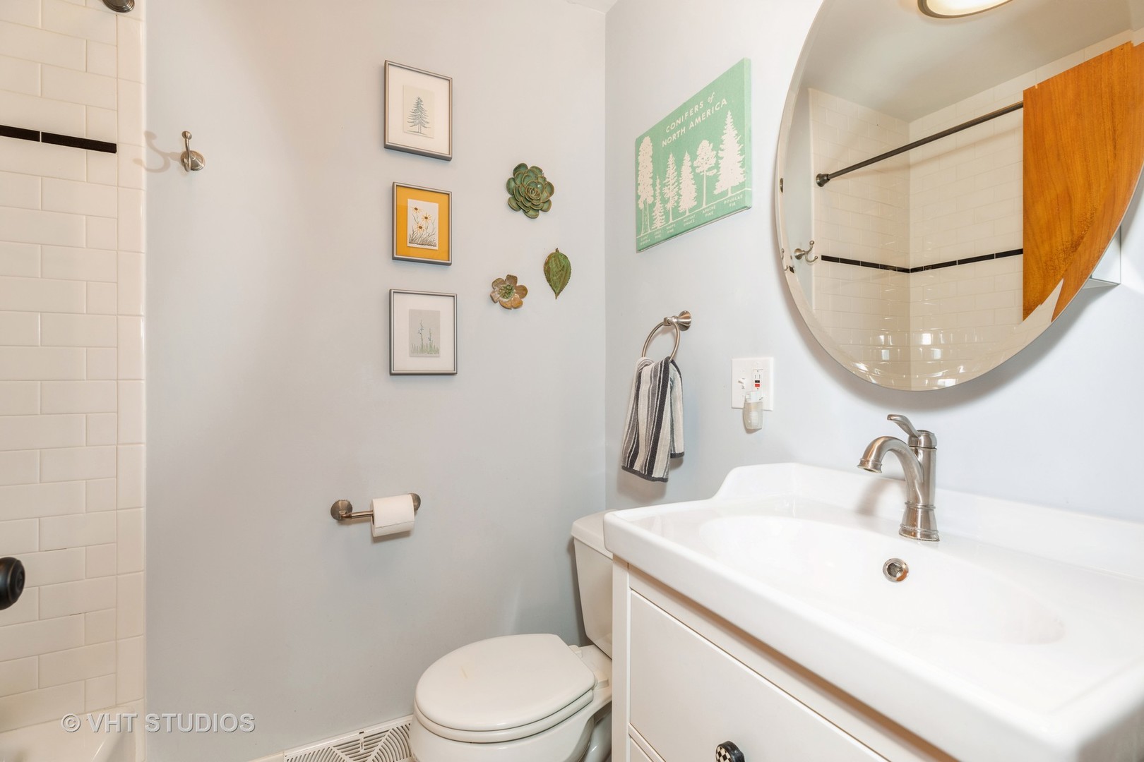 18633 Golfview Avenue Homewood, IL 60430 - Photo 15 of 18 a bathroom with a sink a mirror a toilet and a mirror