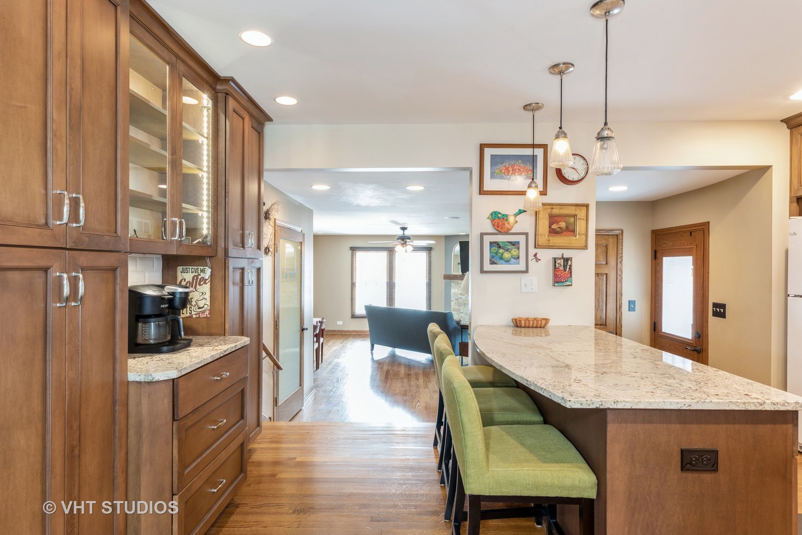 18633 Golfview Avenue Homewood, IL 60430 - Photo 5 of 18 a kitchen with counter space and breakfast area