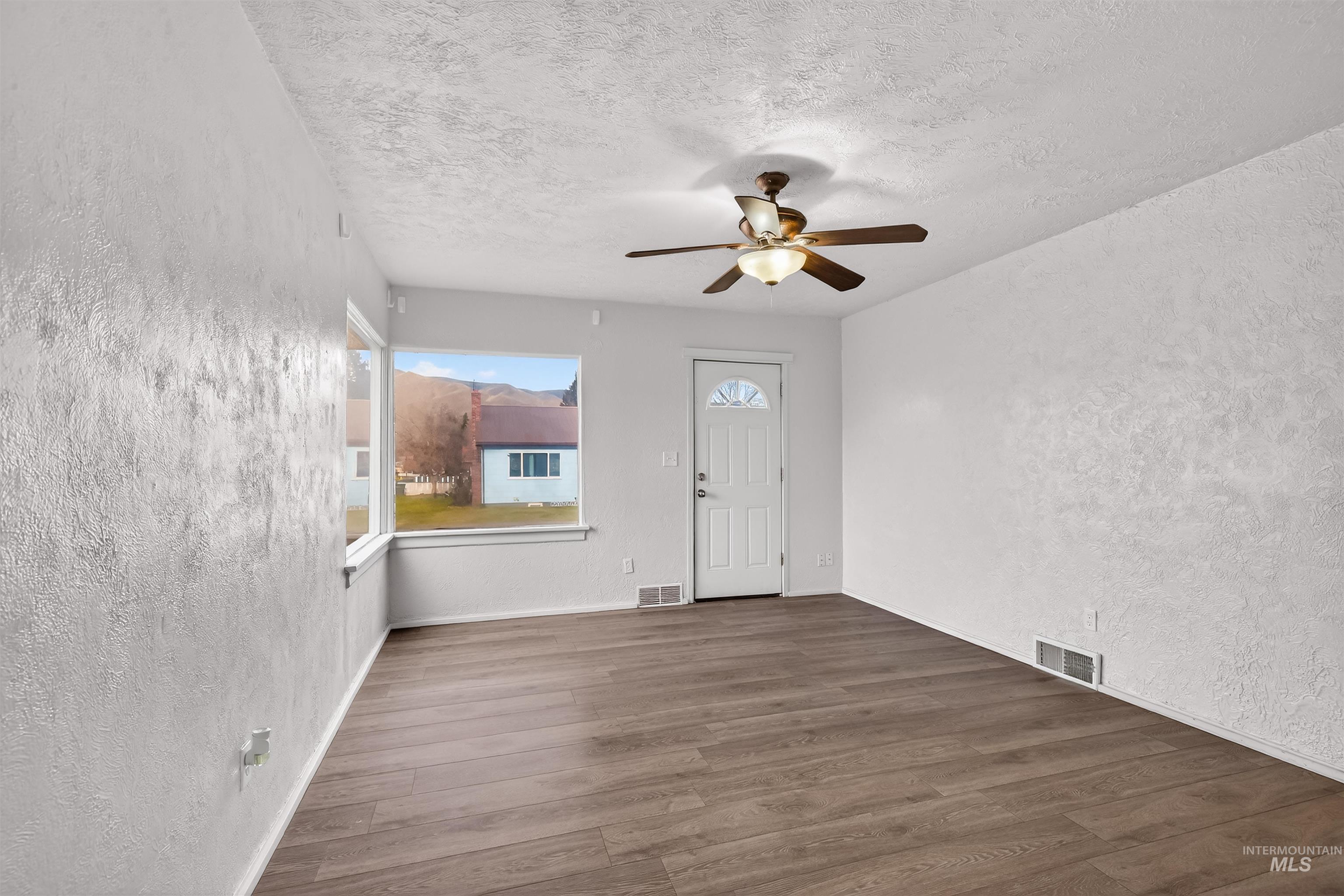 117 Sycamore Street Clarkston, WA 99403 - Photo 4 of 23