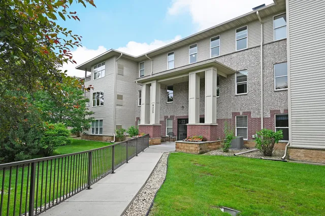 $259,900 | 9225 Medicine Lake Road, Unit 105B, Golden Valley, MN 55427