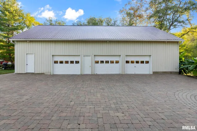 a view of a yard with plants