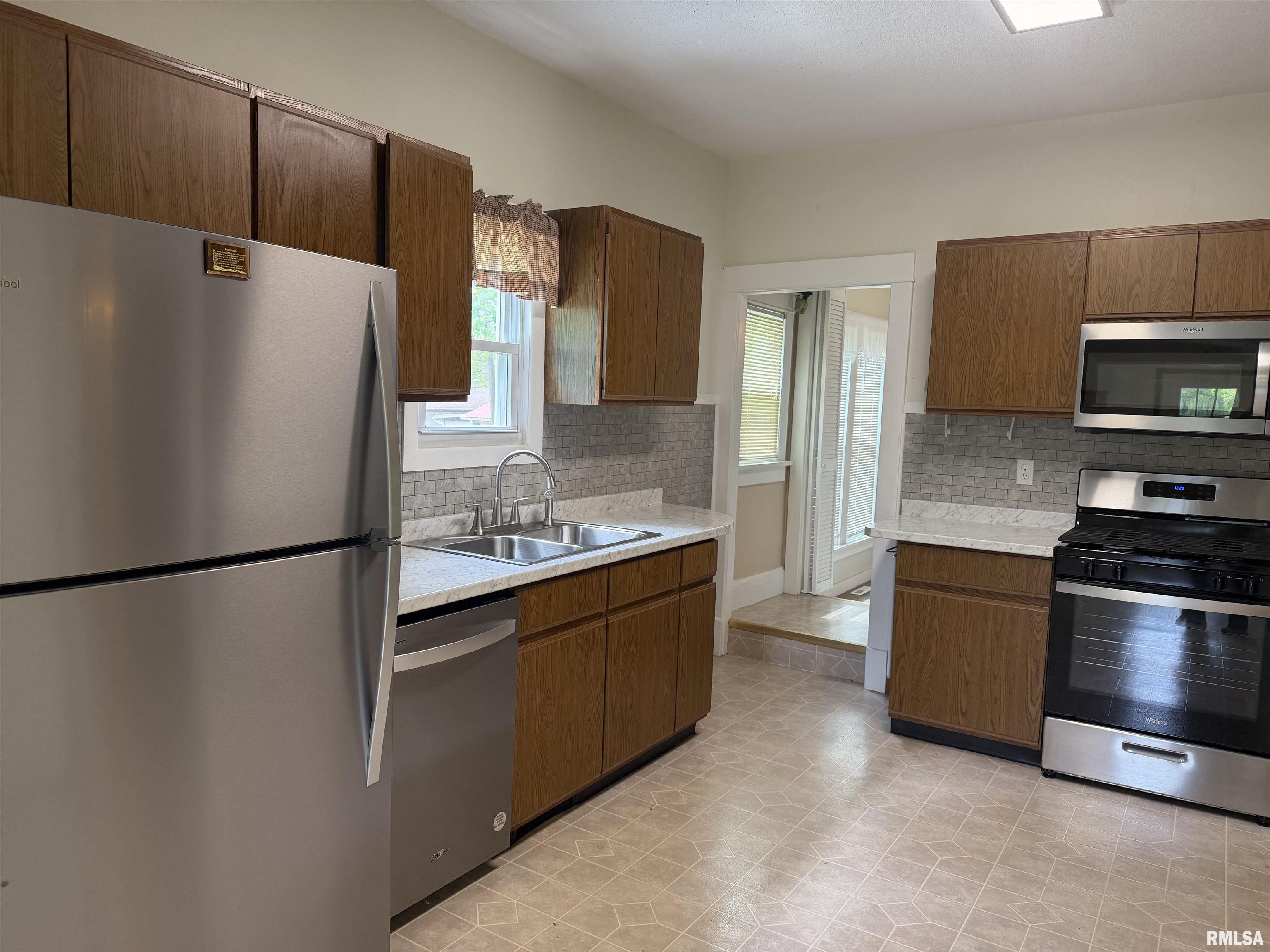 927 South Garfield Street Macomb, IL 61455 - Photo 8 of 44
