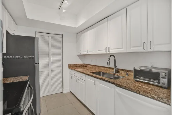 $899,000 | 90 Alton Road, Unit 2907, Miami Beach, FL 33139