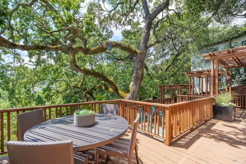 a view of a back yard