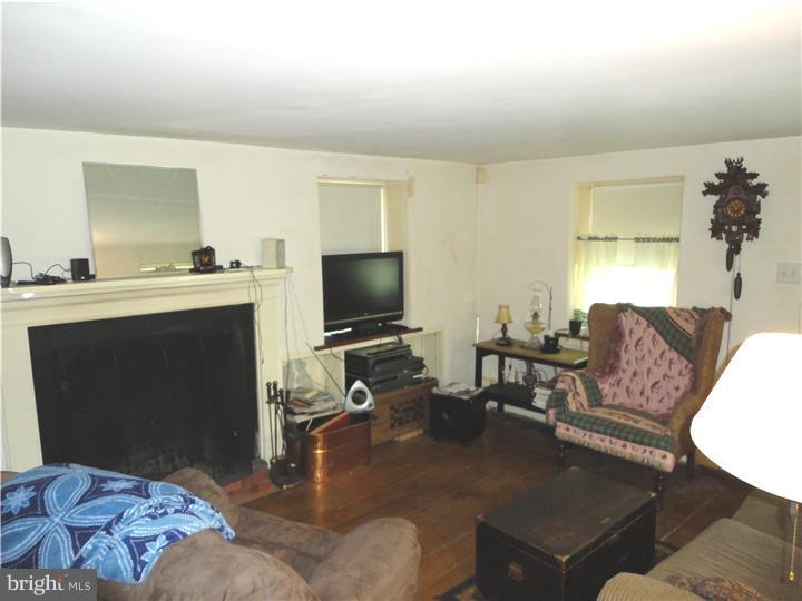 7558 Ridge Avenue Philadelphia, PA 19128 - Photo 9 of 25 Living Room