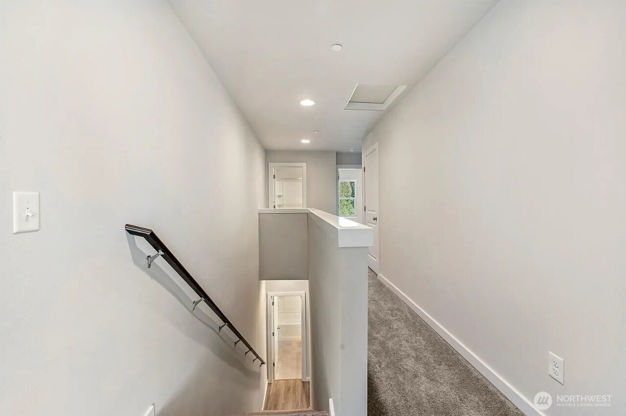 13117 3rd Avenue Southeast, Unit D5 Everett, WA 98208 - Photo 4 of 22 a view of a hallway