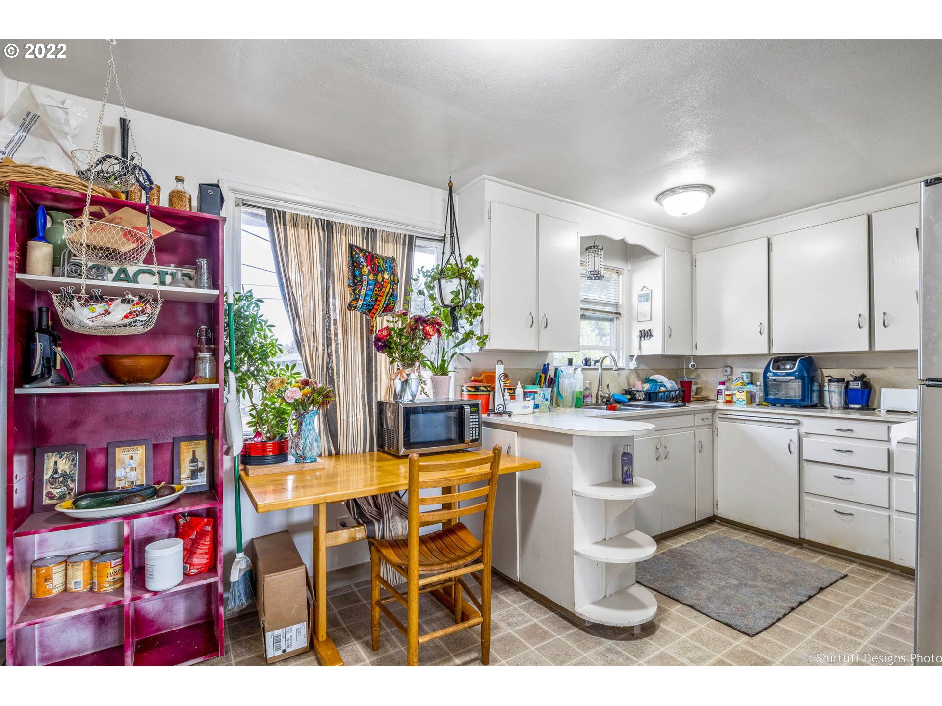 3878 South E Street Springfield, OR 97478 - Photo 8 of 24 a kitchen with furniture and appliances