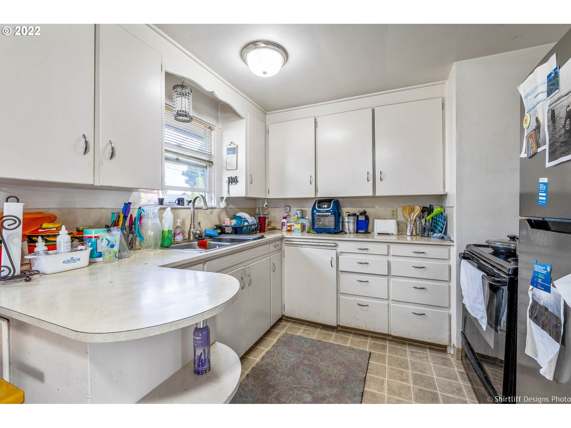 3878 South E Street Springfield, OR 97478 - Photo 9 of 24 a kitchen with appliances a sink and cabinets
