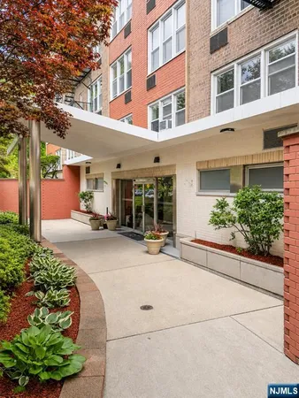 $1,900 | 2160 Center Avenue, Unit 1J, Fort Lee, NJ 07024