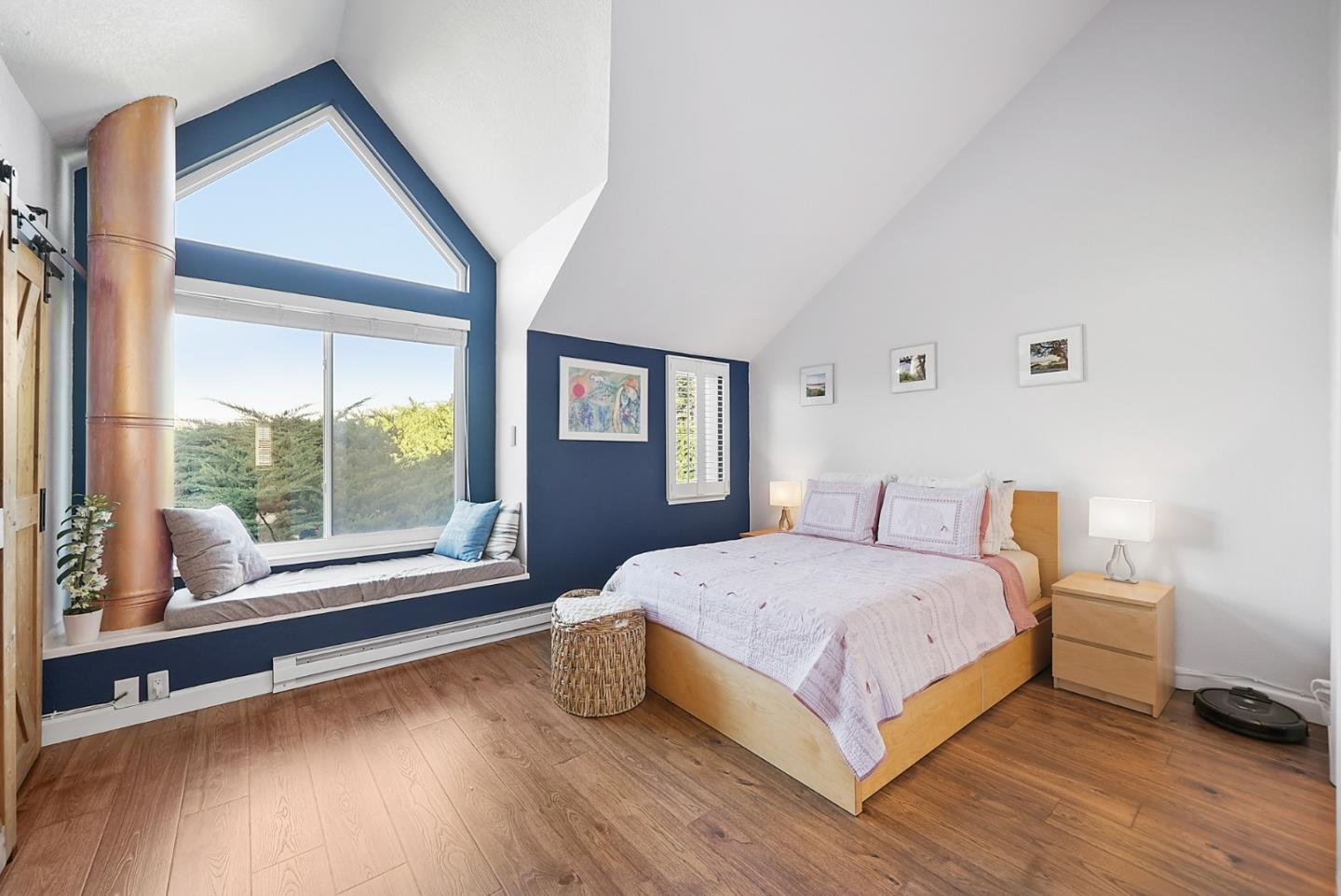 252 Bay Vista Circle Sausalito, CA 94965 - Photo 18 of 35 a bedroom with a large bed and a large window