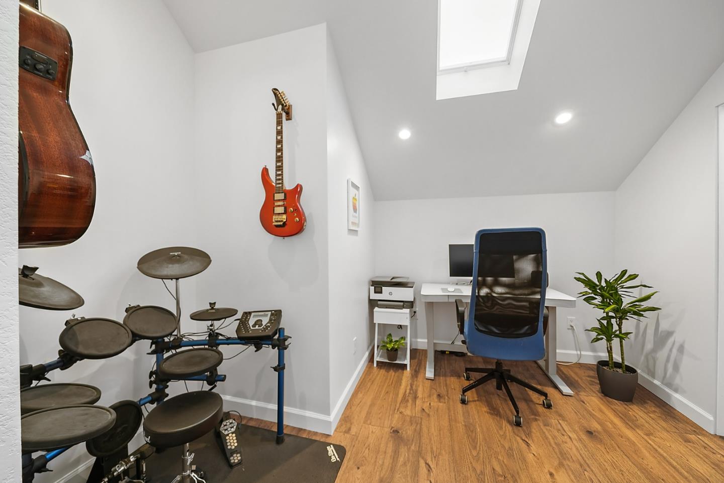 252 Bay Vista Circle Sausalito, CA 94965 - Photo 25 of 35 a living room with furniture and a flat screen tv