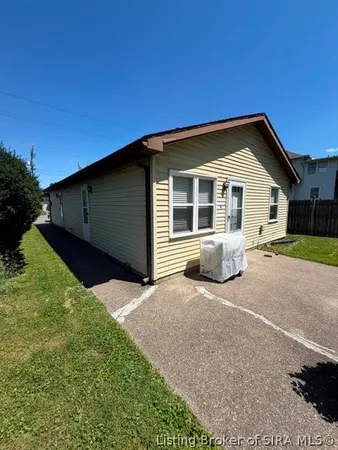 $850 | 220 East Market Street, Jeffersonville, IN 47130