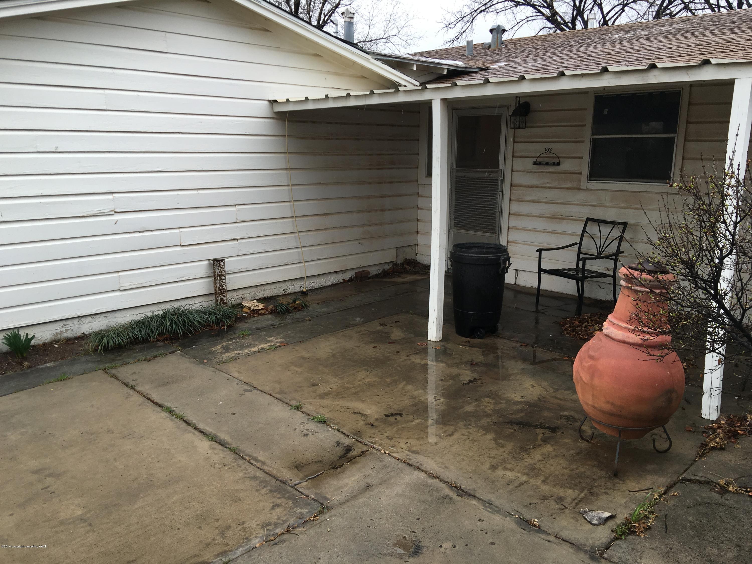 4321 South Travis Street Amarillo, TX 79110 - Photo 31 of 38 a view of a porch with a chair