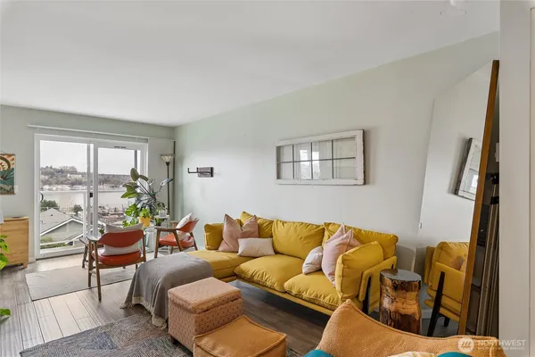 $2,850 | 2354 Yale Ave. E., Unit 302, Seattle, WA 98102