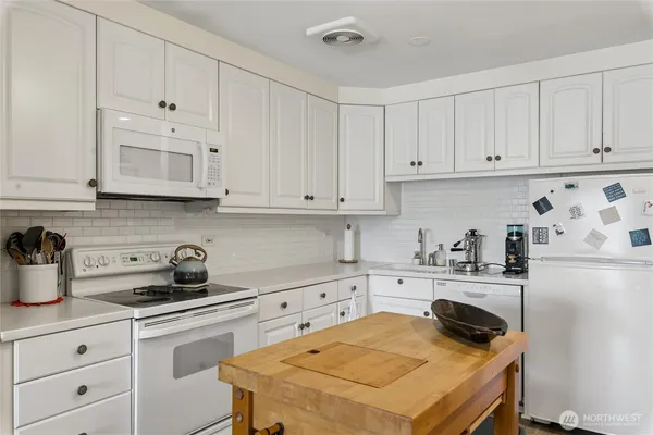 $2,850 | 2354 Yale Ave. E., Unit 302, Seattle, WA 98102