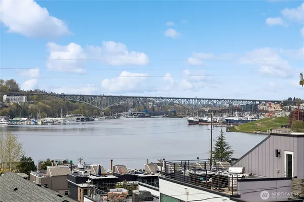 $2,850 | 2354 Yale Ave. E., Unit 302, Seattle, WA 98102