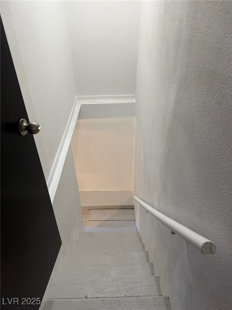 27 Carson Court Ely, NV 89301 - Photo 14 of 22 Stairway featuring a textured wall