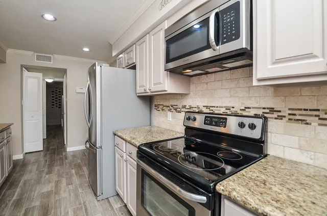 $285,000 | 13074 Trail Hollow Drive, Unit 3074, Houston, TX 77079