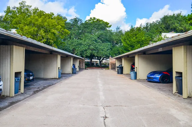 $285,000 | 13074 Trail Hollow Drive, Unit 3074, Houston, TX 77079