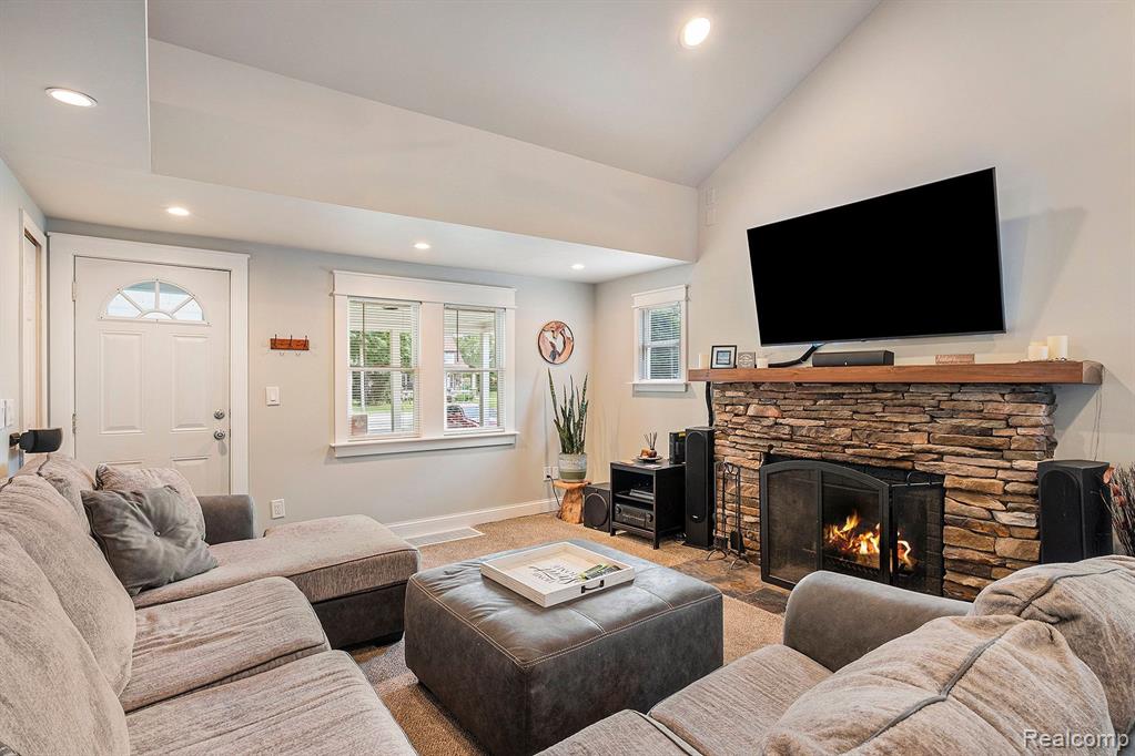 516 North Road Fenton, MI 48430 - Photo 4 of 34