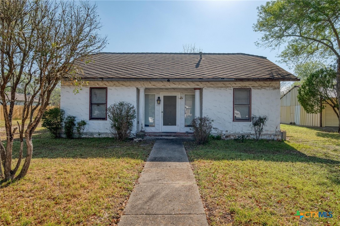 809 South Pecan Avenue Luling, TX 78648 - Photo 2 of 26 a front view of a house with garden