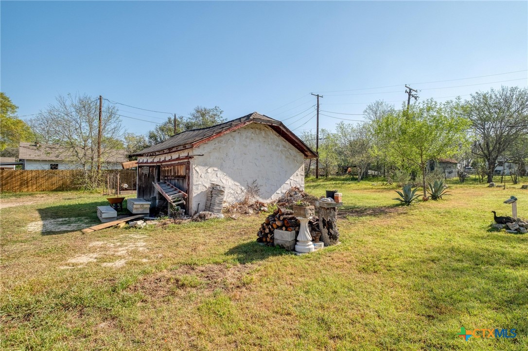 809 South Pecan Avenue Luling, TX 78648 - Photo 24 of 26 a view of a house with backyard and sitting area