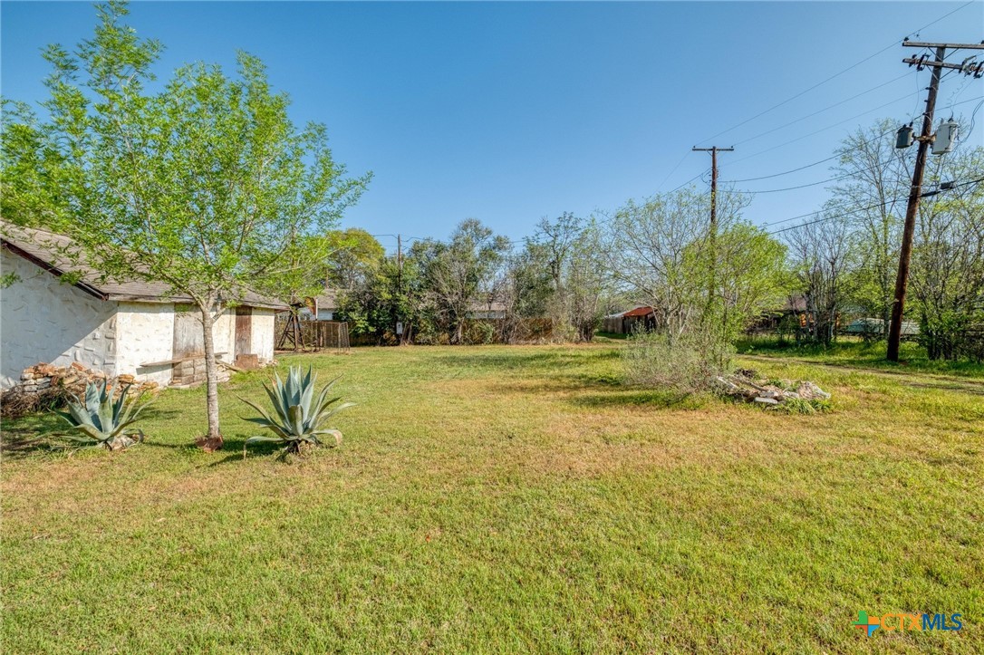 809 South Pecan Avenue Luling, TX 78648 - Photo 25 of 26 a view of a bench in the garden