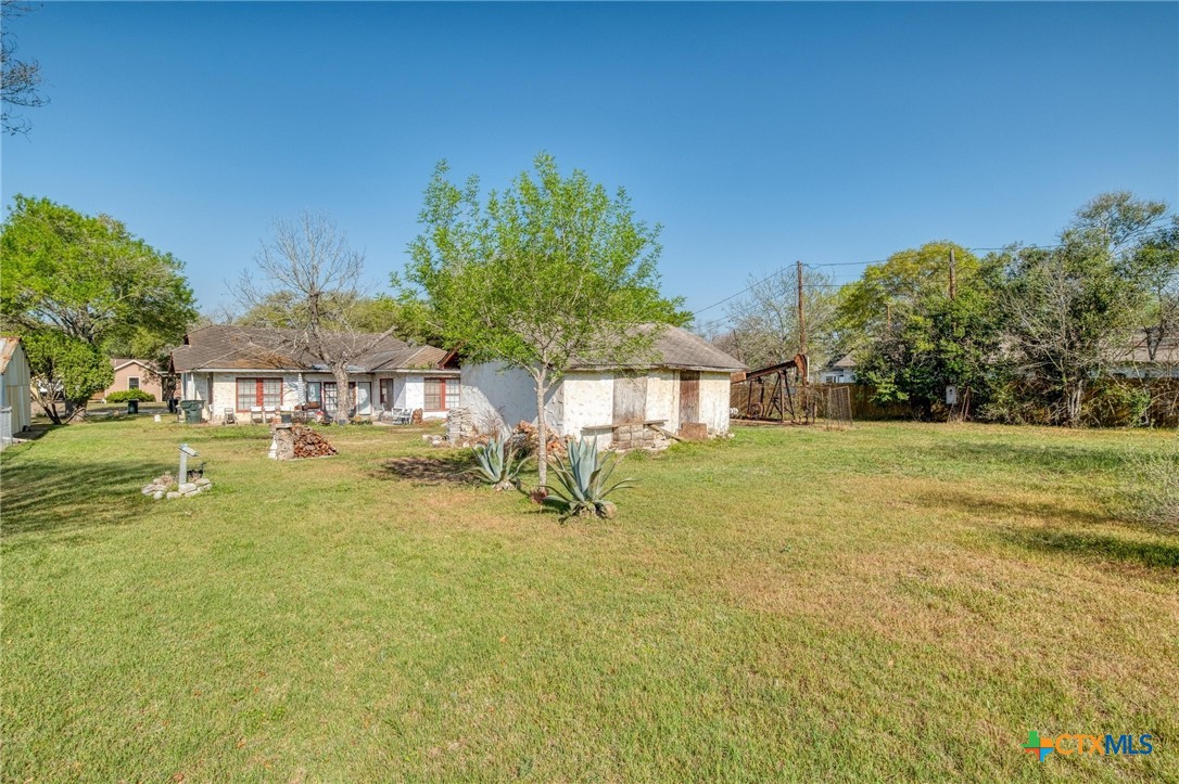 809 South Pecan Avenue Luling, TX 78648 - Photo 26 of 26 a backyard of a house with table and chairs