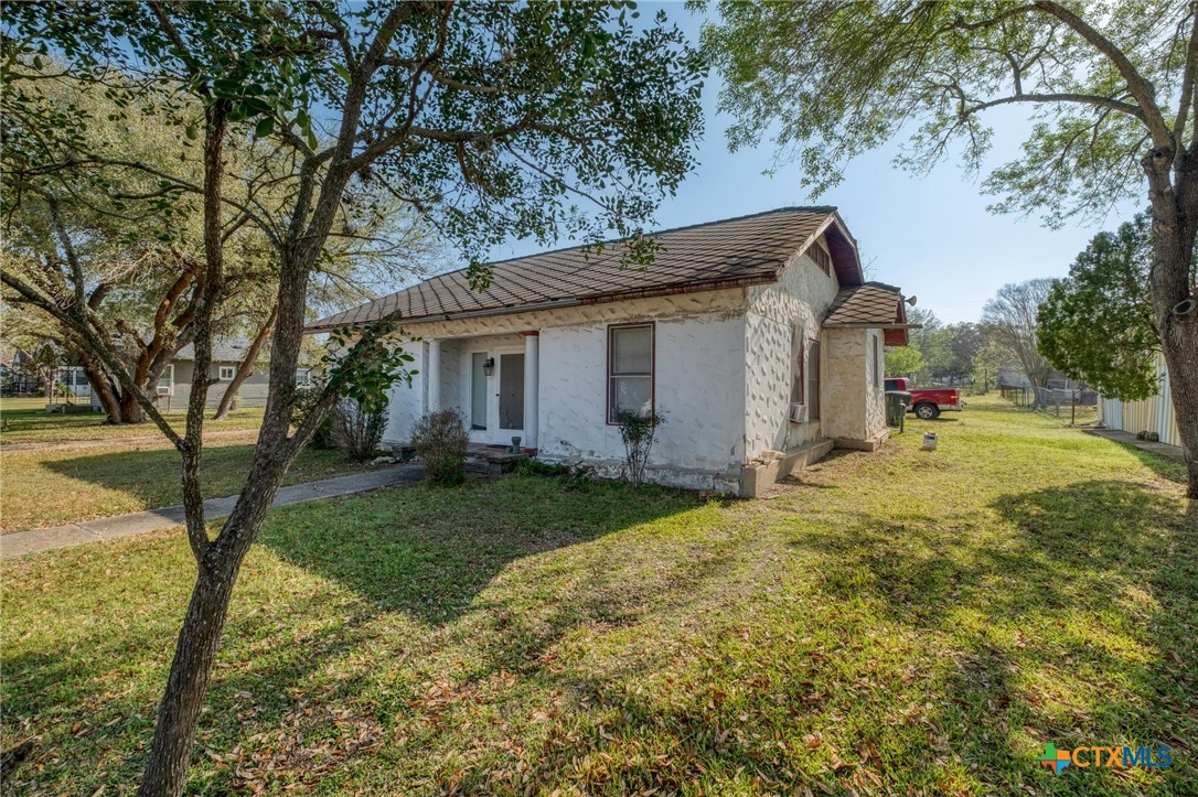 809 South Pecan Avenue Luling, TX 78648 - Photo 3 of 26 a view of a house with a yard