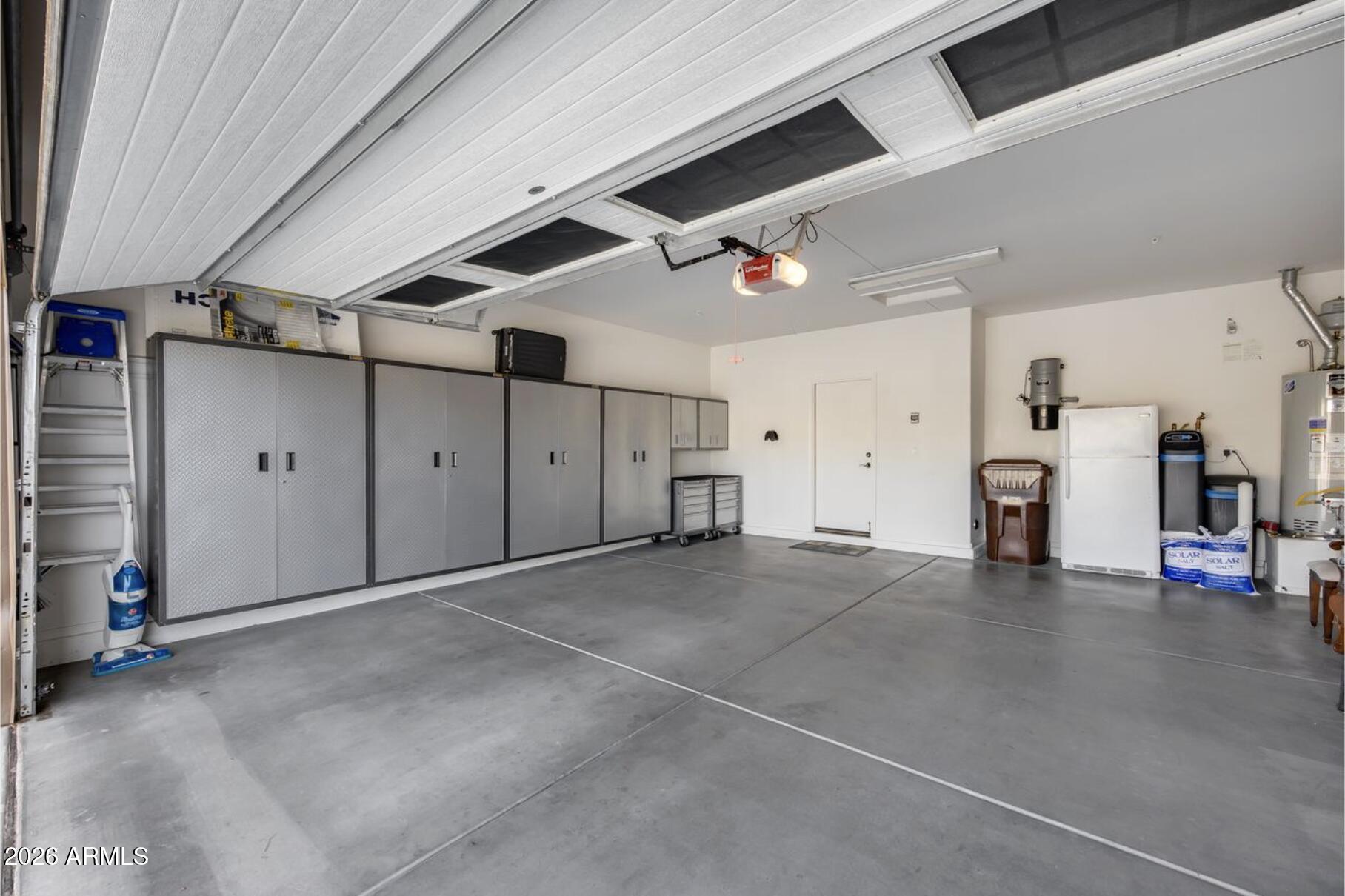 13055 West Cliffrose Road Peoria, AZ 85383 - Photo 18 of 52 Garage