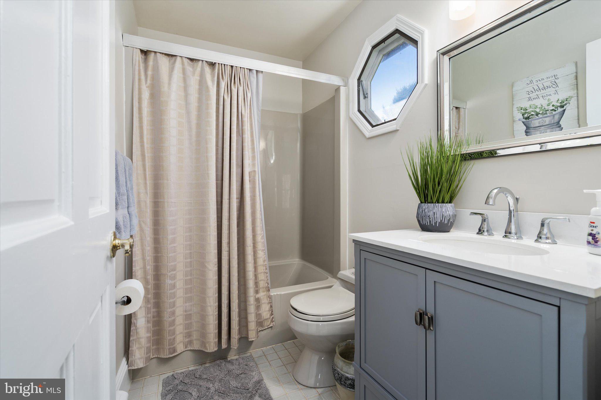 85 Line Road Trenton, NJ 08690 - Photo 19 of 38 1st Floor Bedroom with Full Bath