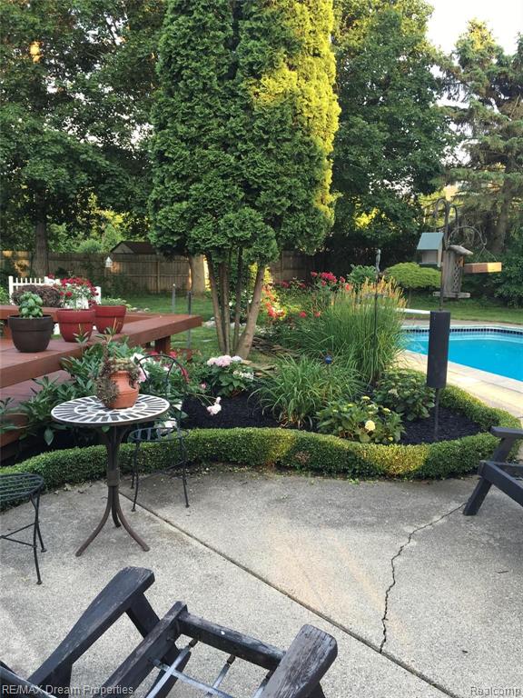 33477 Quaker Valley Road Farmington Hills, MI 48331 - Photo 7 of 23