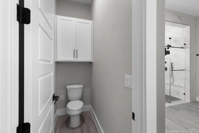 a bathroom with a toilet