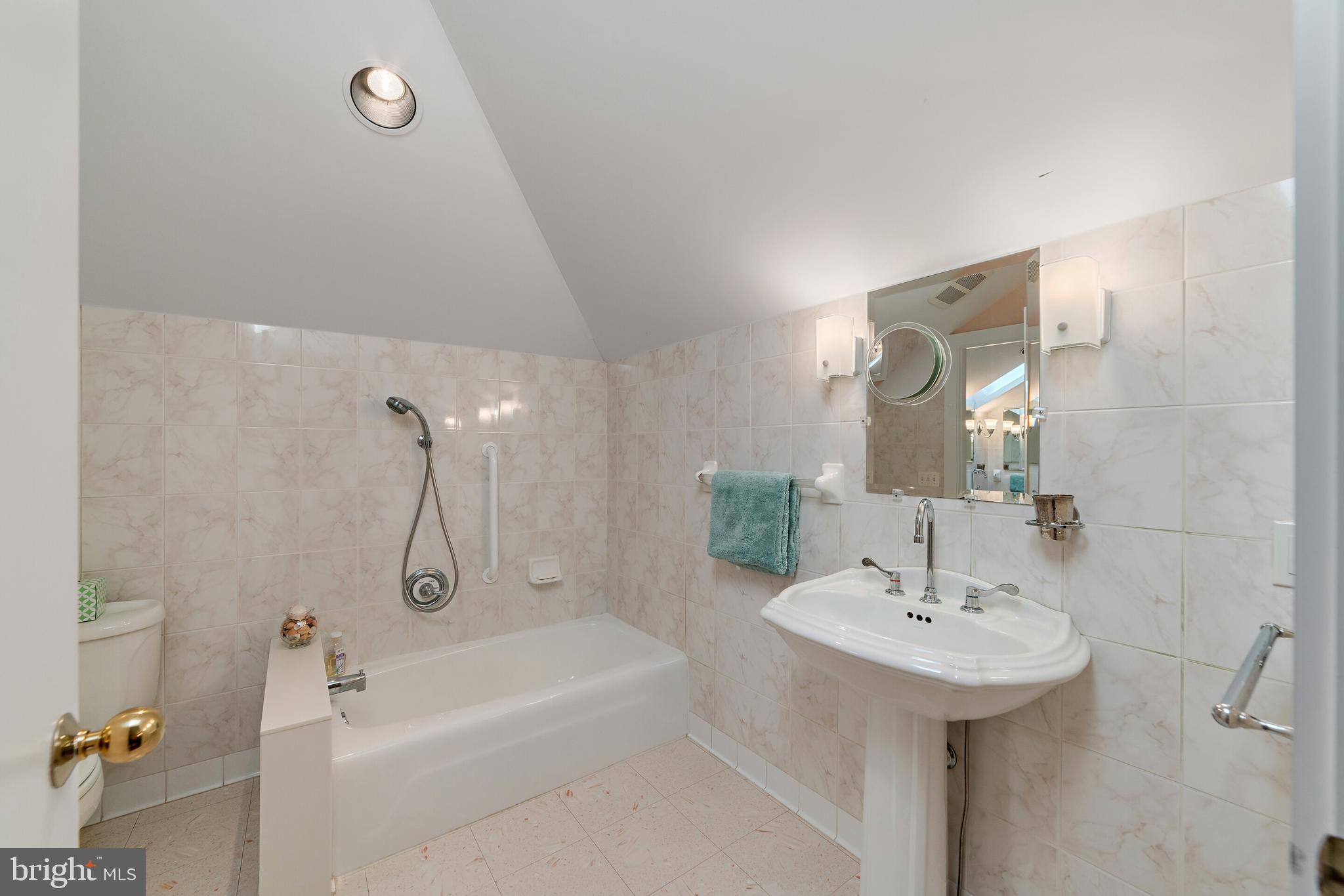 6672 John Barton Payne Road Marshall, VA 20115 - Photo 21 of 51 His and hers baths