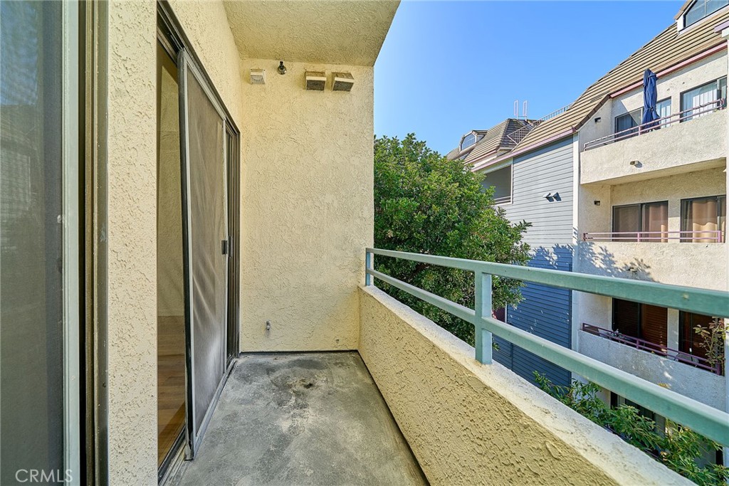720 West 4th Street, Unit 305 Long Beach, CA 90802 - Photo 27 of 52 a view of balcony with small yard
