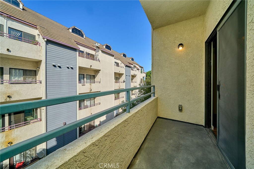 720 West 4th Street, Unit 305 Long Beach, CA 90802 - Photo 28 of 52 a view of balcony with city view