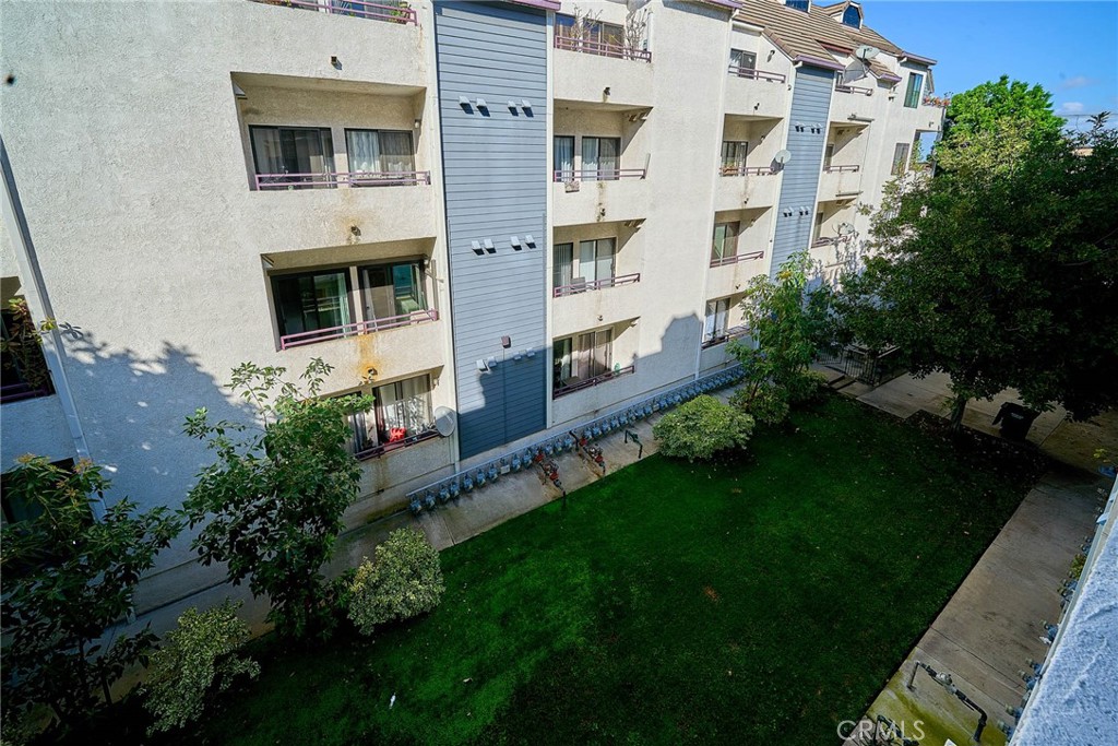720 West 4th Street, Unit 305 Long Beach, CA 90802 - Photo 29 of 52 a aerial view of a house with a yard