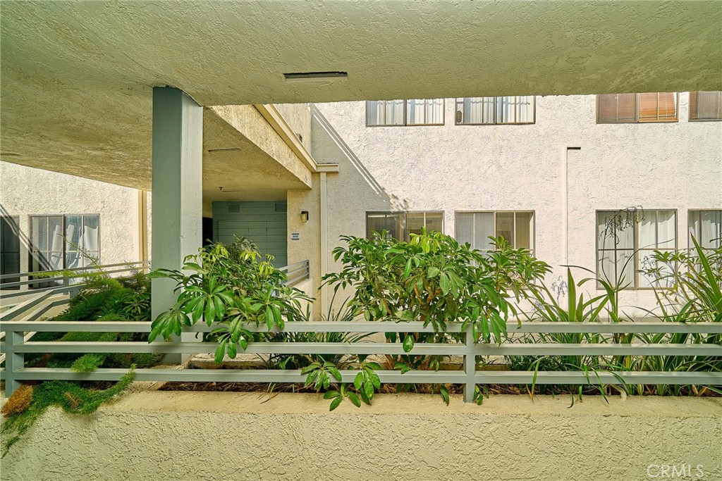 720 West 4th Street, Unit 305 Long Beach, CA 90802 - Photo 32 of 52 a front view of a house with a garden