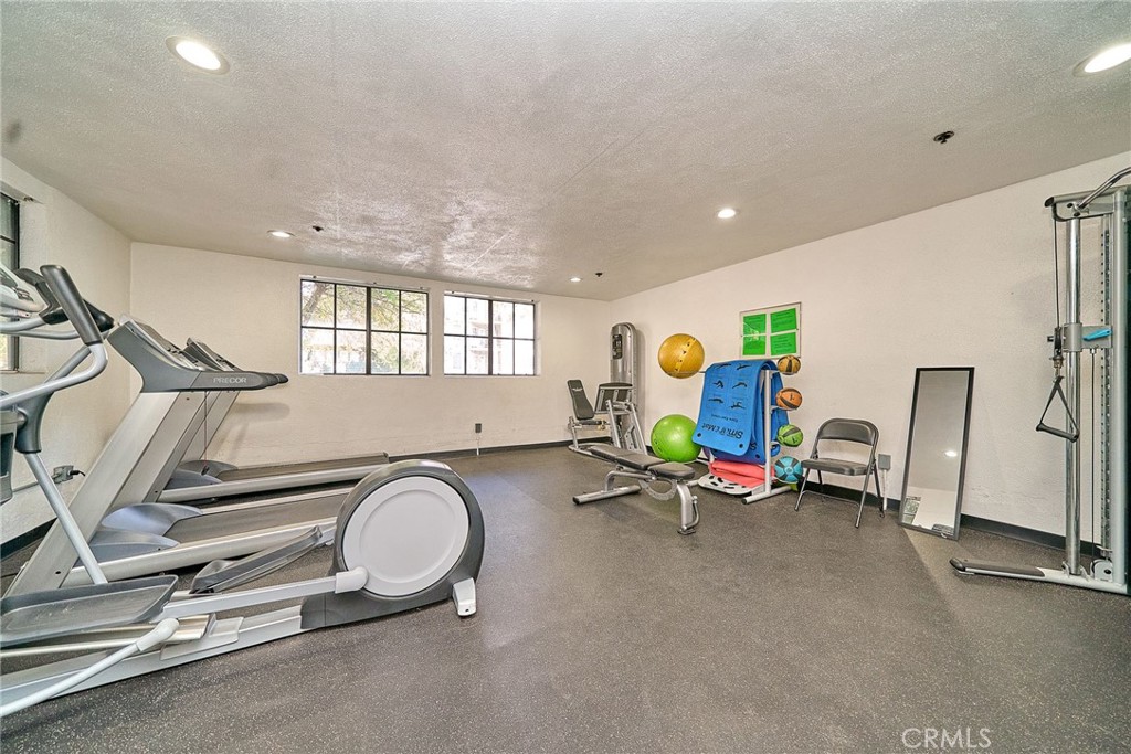 720 West 4th Street, Unit 305 Long Beach, CA 90802 - Photo 34 of 52 a room with gym equipment