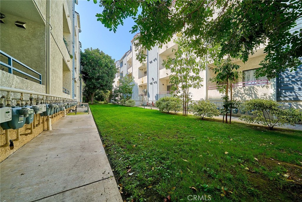 720 West 4th Street, Unit 305 Long Beach, CA 90802 - Photo 39 of 52 a view of a park with large trees