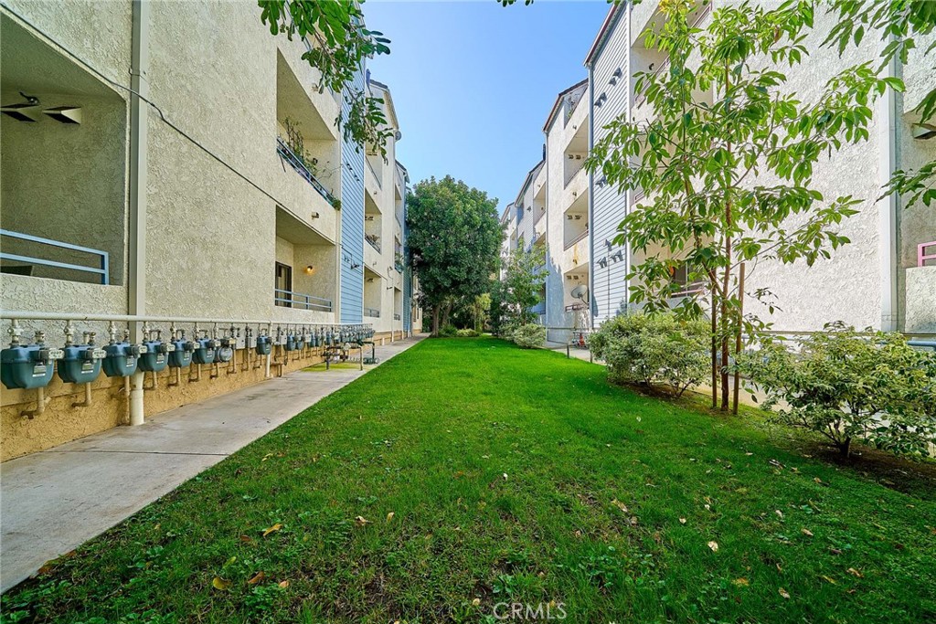 720 West 4th Street, Unit 305 Long Beach, CA 90802 - Photo 40 of 52 a view of a back yard of the house