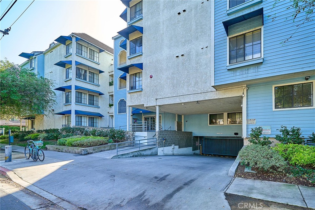 720 West 4th Street, Unit 305 Long Beach, CA 90802 - Photo 42 of 52 a front view of a building with sitting area