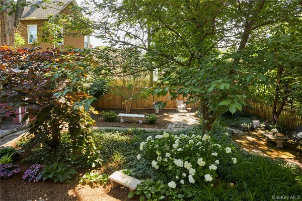 a view of yard with green space