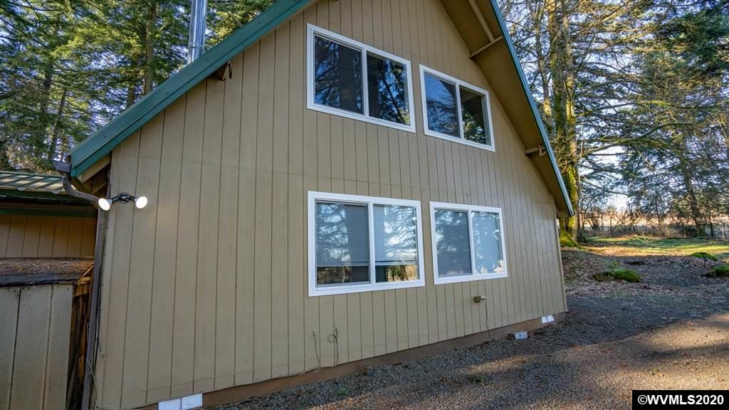 2401 Cole Road South Salem, OR 97306 - Photo 4 of 42 a backyard of a house