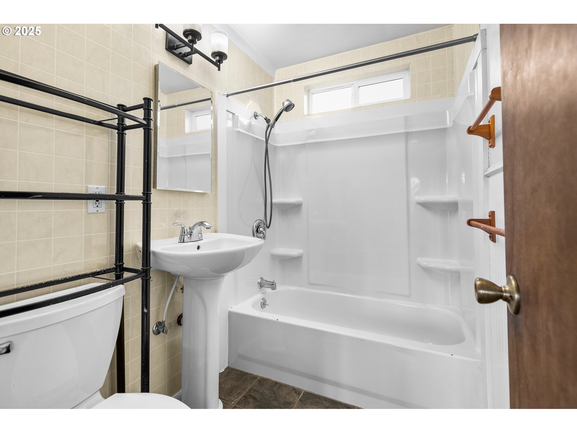 3875 East Amazon Drive Eugene, OR 97405 - Photo 22 of 33 a bathroom with a sink shower and a mirror