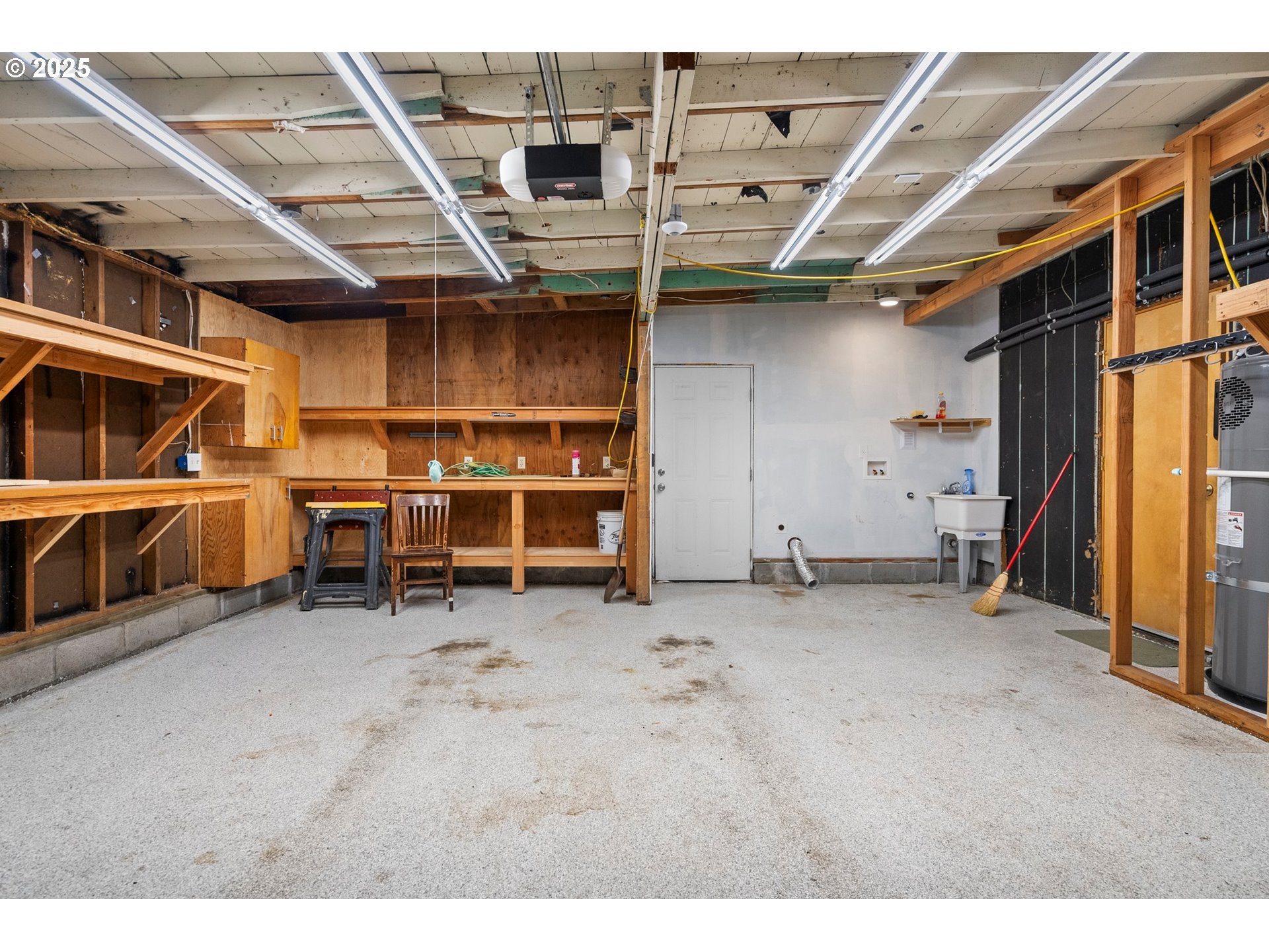 3875 East Amazon Drive Eugene, OR 97405 - Photo 25 of 33 a view of a big room with closet