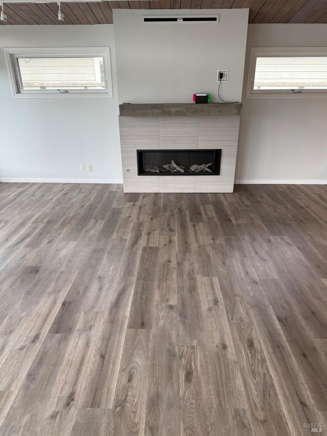 16 Harbor View Court San Rafael, CA 94901 - Photo 7 of 20 a room with a fireplace