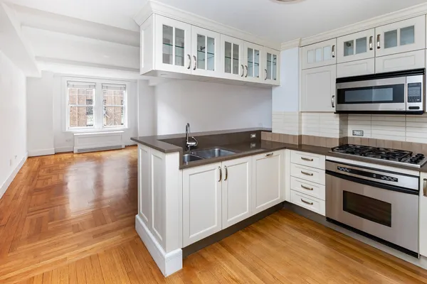 $6,300 | 27 West 72nd Street, Unit 411 | Upper West Side