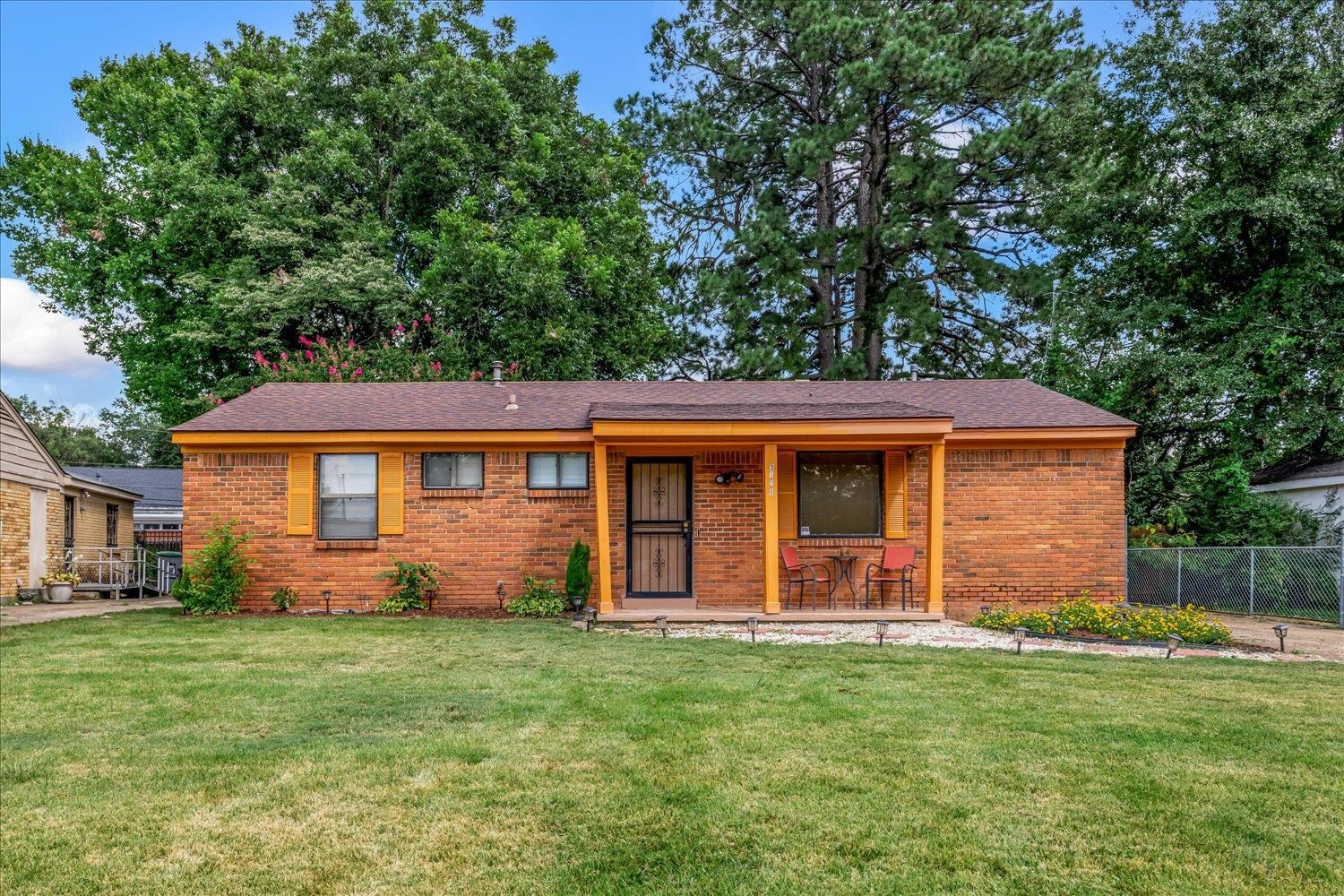 a view of a house with a yard