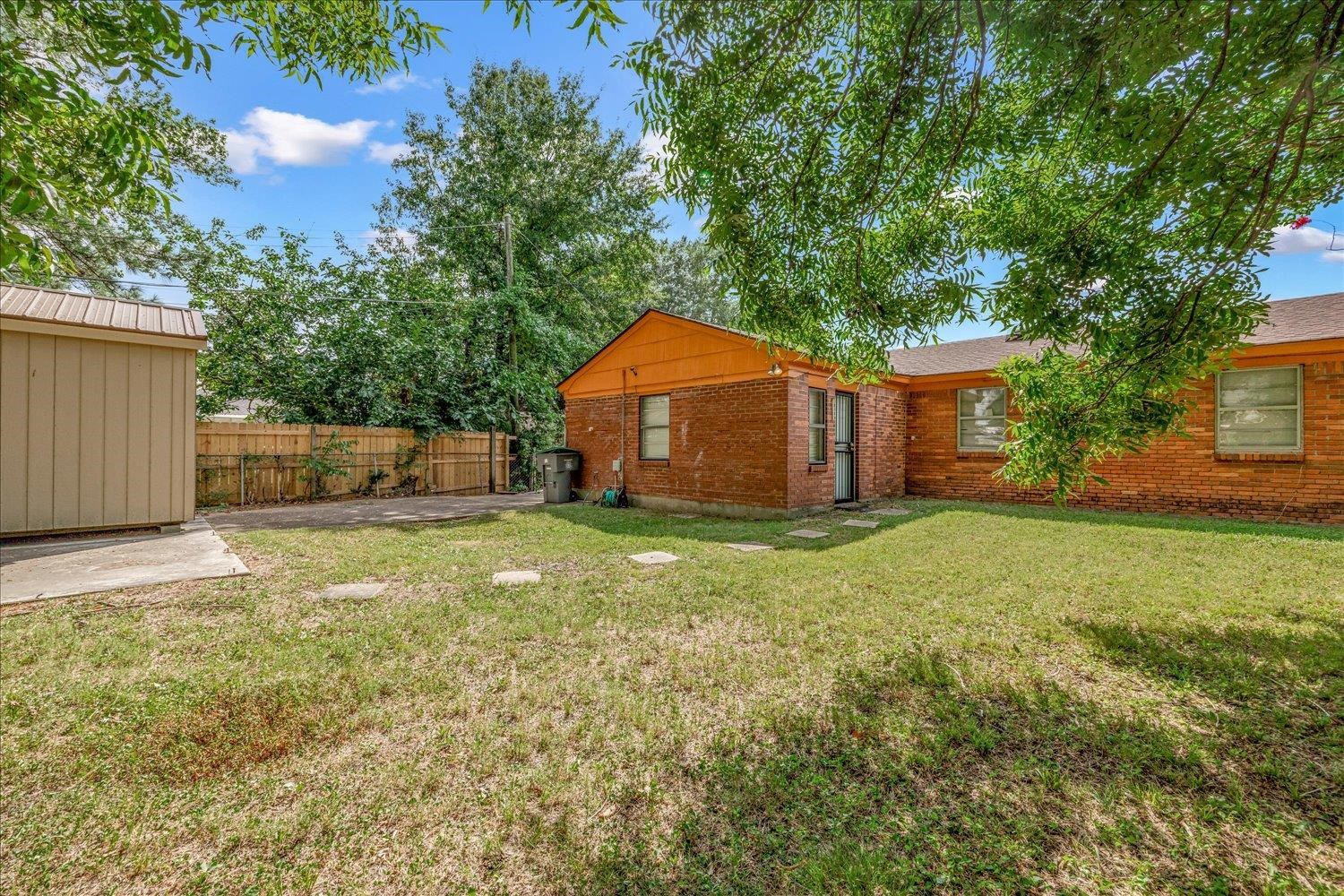 3128 Cherry Road Memphis, TN 38118 - Photo 34 of 40 a backyard of a house with lots of green space
